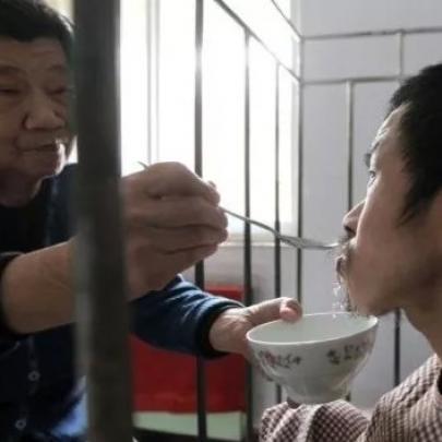 Mãe chinesa prende filho na gaiola por 40 anos