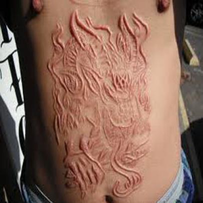 Incríveis tatuagens feitas em relevo
