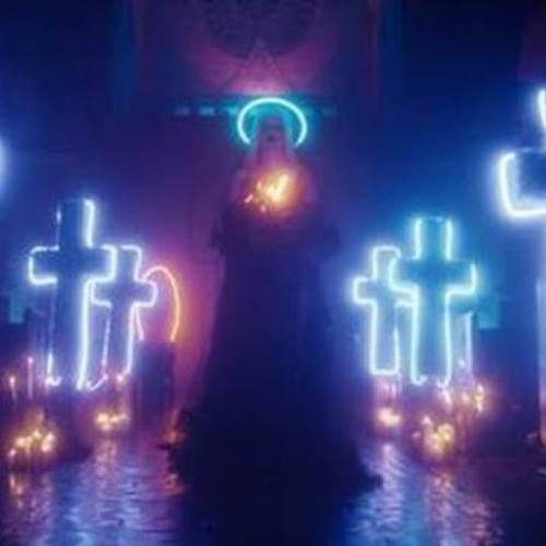 A sensação do hip-hop Iggy Azalea lança o vídeo de “Savior”