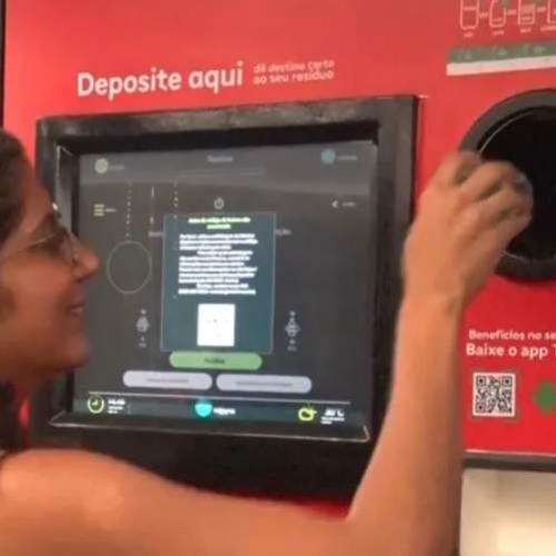 Máquina troca lixo por dinheiro no Brasil