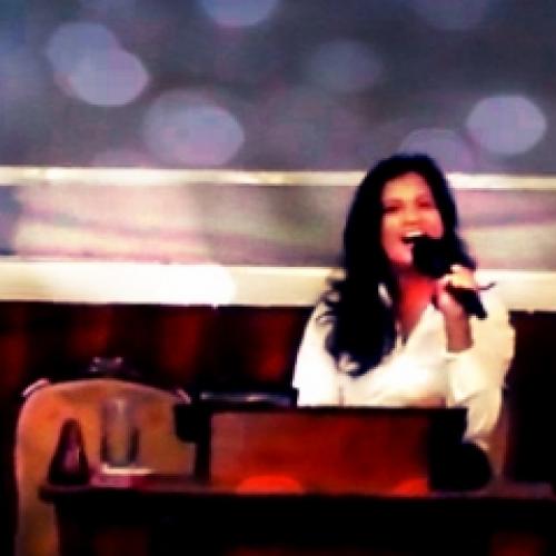 Cantora mostra fôlego ao cantar um belo hino na Colômbia