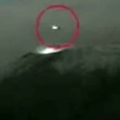 Vídeo incrível de UFO entrando em um vulcão no México