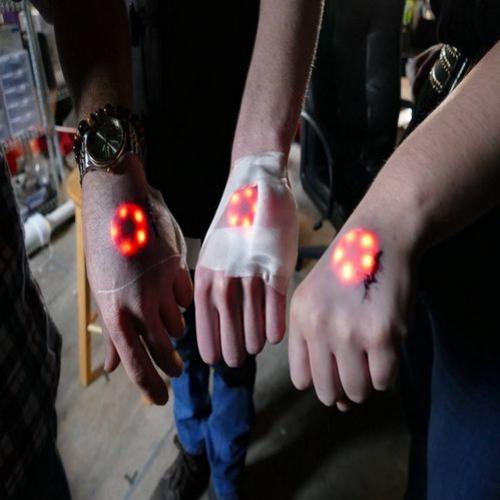 Fãs do Homem de Ferro implantam chips de LED nas mãos para se parecer 