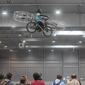 Especialistas testam bicicleta capaz de voar