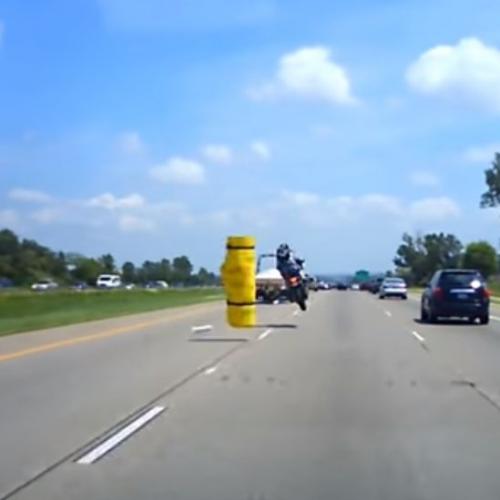 Carga mal amarrada causa queda de motoqueiro em estrada