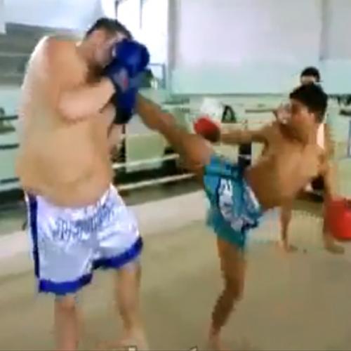 Menino de 13 anos Nocauteia Homem de 26 anos no Muay Thai.