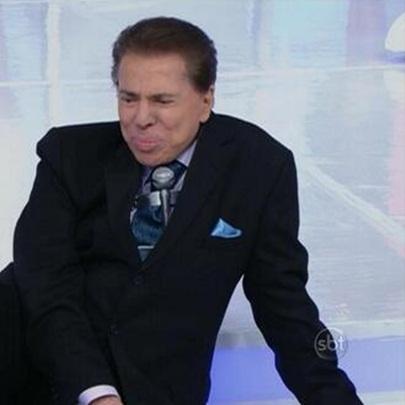 Silvio Santos cai no palco durante o sorteio da Tele Sena