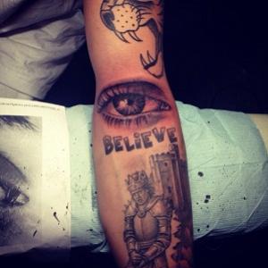 Justin Bieber mostra  tatuagem BIZARRA que fez para fãs