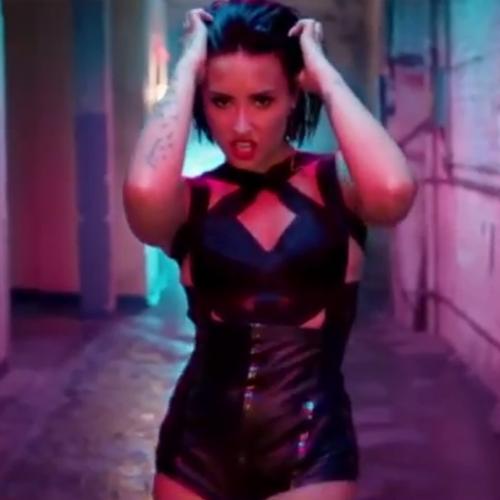 Detona: Demi Lovato ostenta em novo clipe