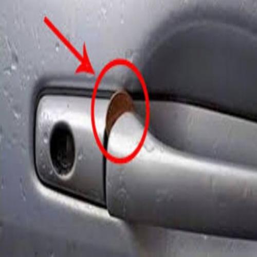 ATENÇÃO: Uma moeda na porta do carro pode ser sinal de um novo método 