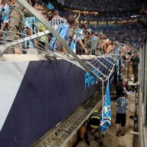 Veja grade da Arena do Grêmio quebrando