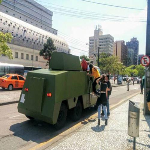 Homem anda pelas ruas de Curitiba com tanque de guerra