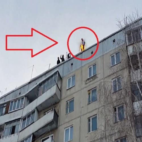 Russo sem noção salta em chamas do alto de um prédio