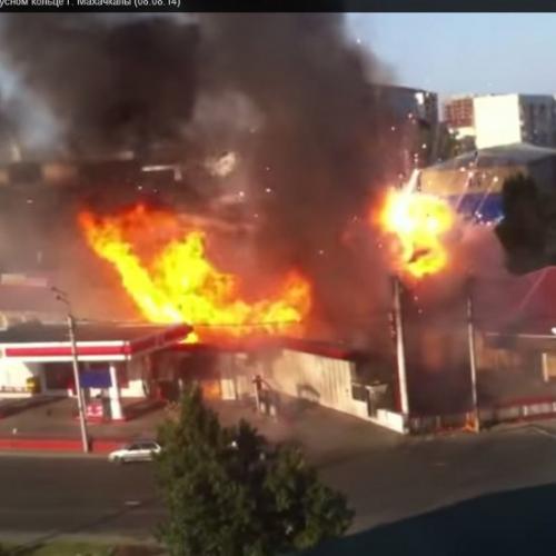 Casal filma o momento que um posto de gasolina explode na Rússia