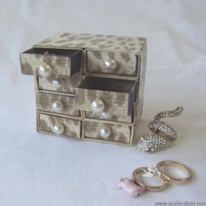 Faça um lindo porta-joias com caixinhas de fósforo. Veja como no blog.