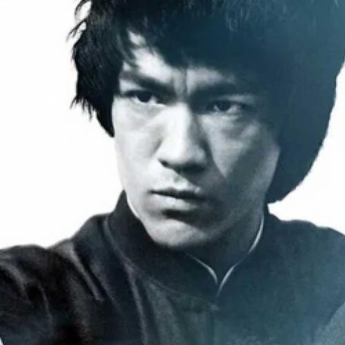 Conheça o treino de abdominais do ator Bruce Lee