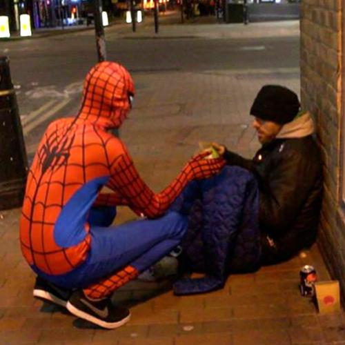 Homem-Aranha que ajuda moradores de rua