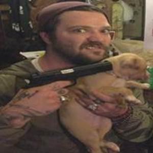 Ator 'Jackass' causa polêmica ao postar foto apontando arma para cão
