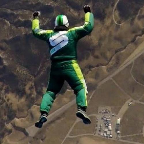 Homem pula de 7.620 metros de altura sem paraquedas