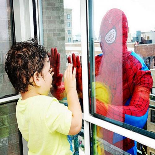 Super-heróis fazem surpresa para crianças em hospital infantil