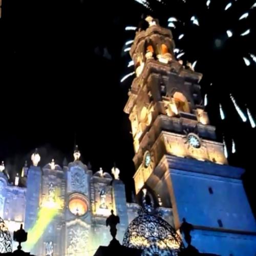 Show de luzes e fogos frente a uma das maiores catedrais do México