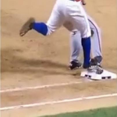 Jogador fratura tornozelo de adversário em jogo de baseball.