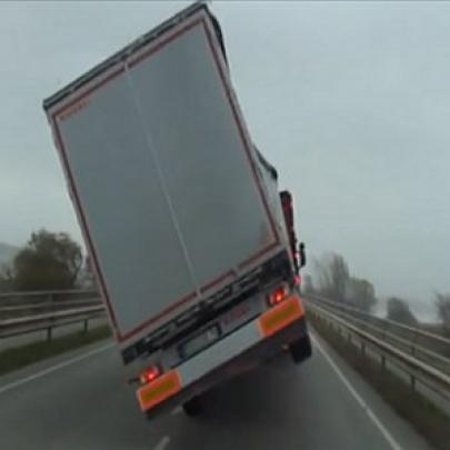 O vento tomba uma carreta na Alemanha – veja o vídeo