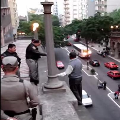 Suicida prestes a pular é salvo no centro de Porto Alegre