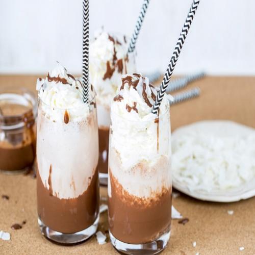 Milk shake fit de chocolate com chantilly caseiro!Saudável e delicioso