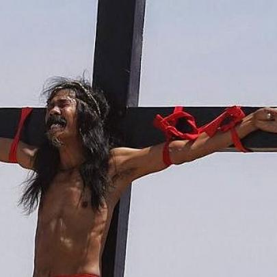 Fiéis são crucificados de verdade durante encenação da paixão de Crist