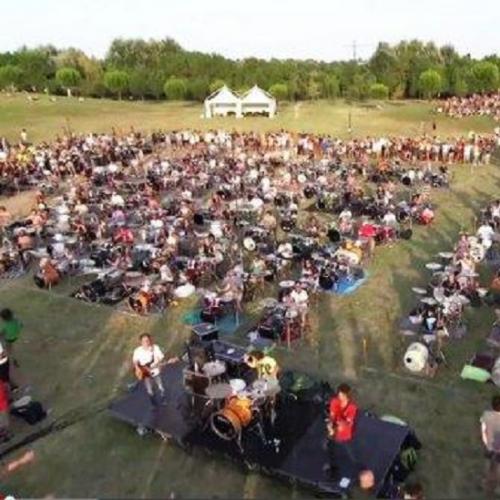 1000 fãs juntos tocando Foo Fighters