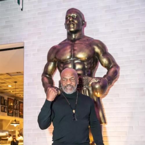 Tyson revelou a estátua em Las Vegas, uma comparação entre a Internet 
