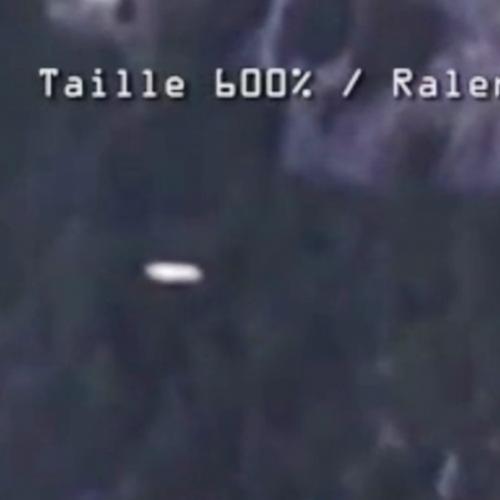 Suposto vídeo real de ufo entrando em uma montanha