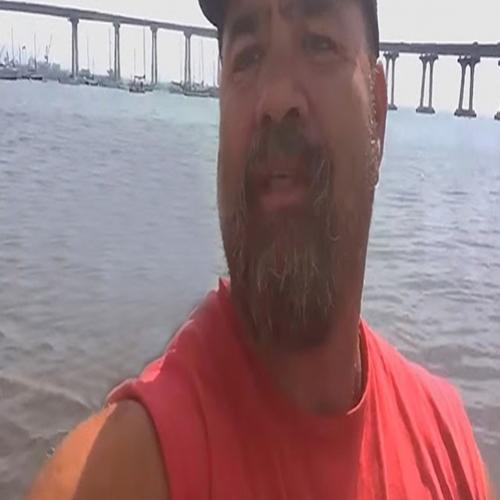 Homem tira selfie junto à água. Mas vais ficar de boca aberta ...