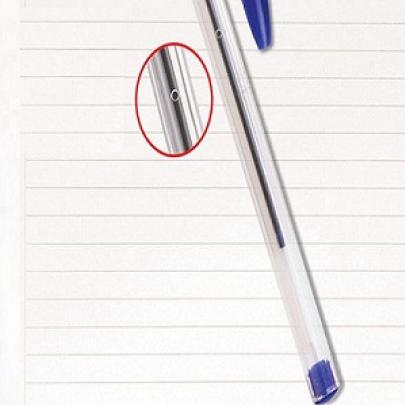 Saiba para que serve o furo lateral na maioria das canetas