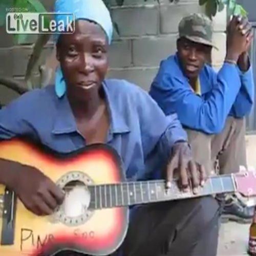 Mulher africana mostra habilidades no violão 