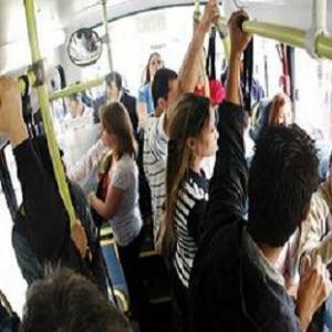 Em Brasília passageiro filma briga de duas mulheres no ônibus.