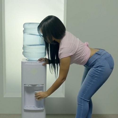 Como uma simples moça pegando água pode nos hipnotizar tanto assim?