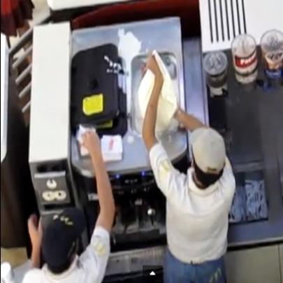 Olha a higiene com que se abastecem máquinas de sorvete