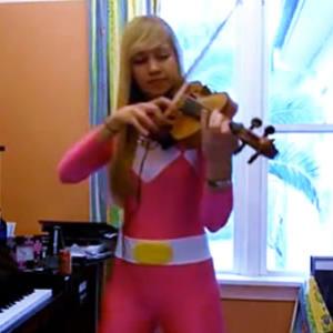 Ranger Rosa tocando o tema de Power Rangers no violino
