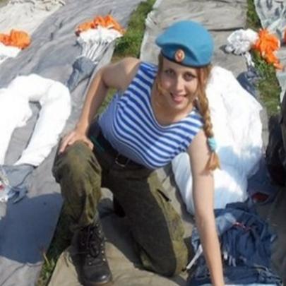  A bela paraquedista russa Yulia Kharlamova