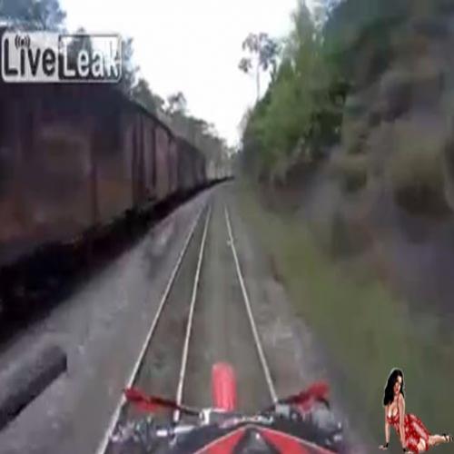 Pilotar uma moto na linha do trem nem sempre é uma boa ideia