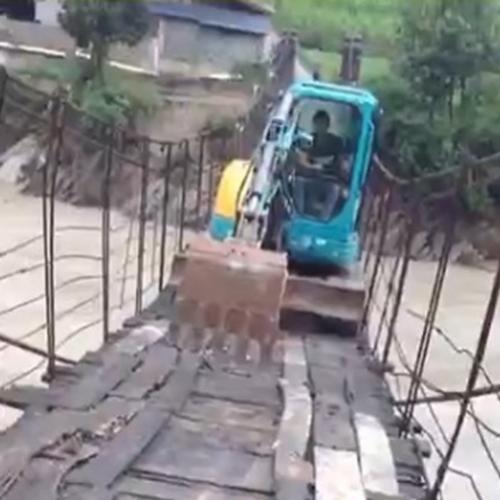 Homem arrisca a vida atravessando ponte de madeira