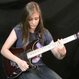 Menina de 14 anos solo de guitarra 