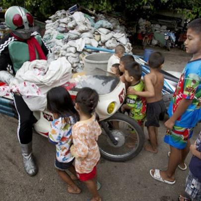 Kamen Rider da vida real ajuda crianças carentes na Tailândia