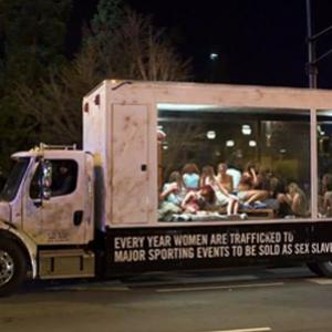 Caminhão retrata o grande tráfico de mulheres