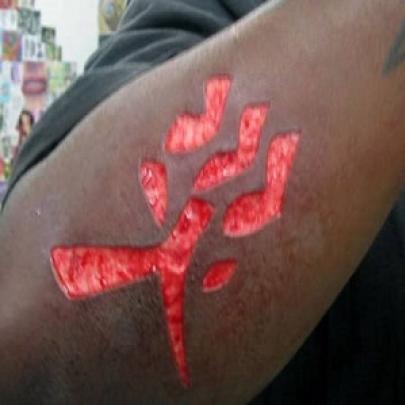 15 imagens bizarras de tatuagens feitas com cicatrizes