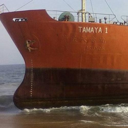 Mistério: Navio tanque chega em praia remota com ninguém a bordo
