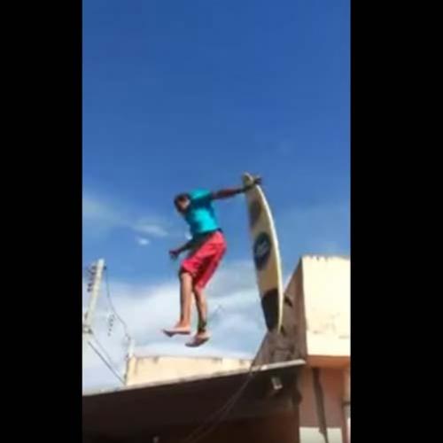 Fã de Gabriel Medina tenta surfar no telhado e se da mal