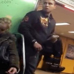 Ladrão roubando no metrô de maneira ninja